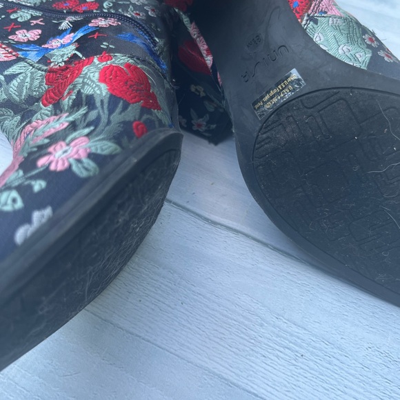 One of a kind show stopper Boots - Picture 7 of 11